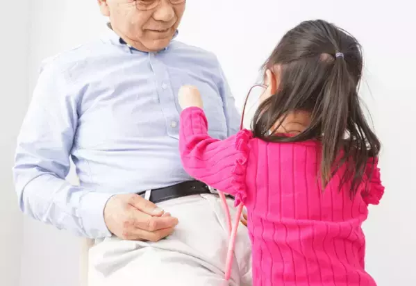 お医者さんごっこ中の祖父と孫　祖父「頭が痛いです！」すると⇒孫の”予想外の治療”に家族全員大笑い！？