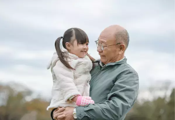 年1回だけ交流する祖父と孫　孫が祖父の薄い髪を触りドキッ！？　予想外の反応に「嬉しかった」