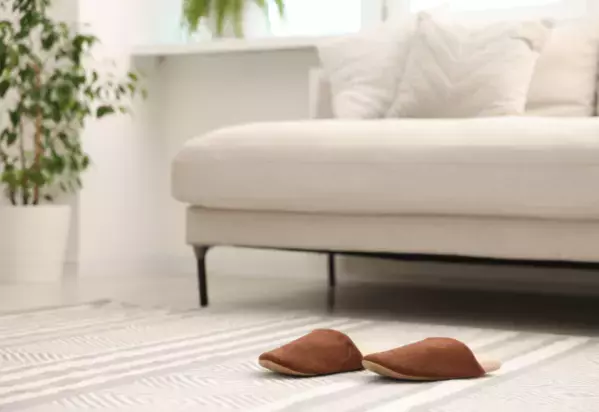 休日の朝…ソファの上にスリッパが2つ！？そっと並べた“意外な犯人”にほっこり