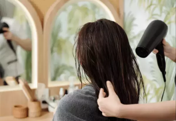 ハワイの美容院で…「Student　$15」に惹かれ入店→美容師の「立って」に困惑…まさかの展開に「今でも忘れられない」