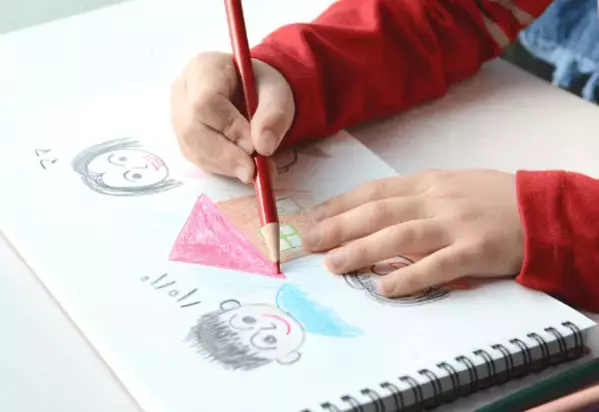 「絵を見てもらえなかった」と落ち込む孫　祖父がリビングに行くと⇒粋な計らいに「また描くね！」