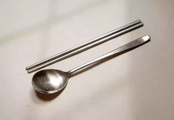 韓国で…お箸で米を食べていると⇒現地の人から“不思議な視線”の嵐！？常識の違いに「合理的」