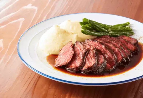 北欧で…ステーキを注文したら衝撃の光景！？肉の下から“予想外の食材”が出現⇒その後の”追い打ち”に「思わず笑った」「もう見たくない」