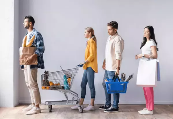 【アメリカで…】レジ待ちで前の客が突然「満面の笑み」！？順番を譲られた理由に⇒「自由で素敵」