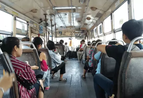 「降車ボタンが壊れてる！」タイの路線バスで遭遇した“斬新なアイディア”とは