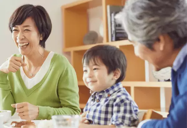少しぎこちない祖父と6歳の孫。すると「なんで…」お笑い番組を見た孫の鋭い一言に「心がほっこり」