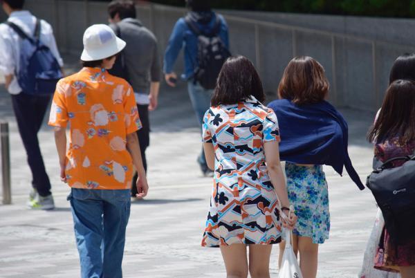 アロハとワンピで早稲田を染める。学生と古着屋によるファッションデモの現場を直撃