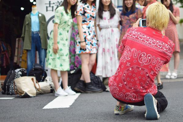 アロハとワンピで早稲田を染める。学生と古着屋によるファッションデモの現場を直撃
