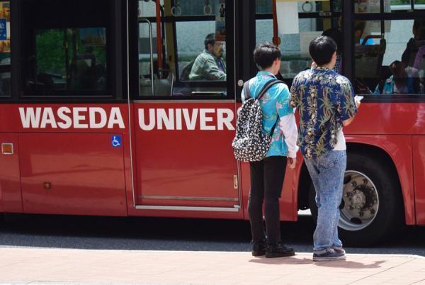 アロハとワンピで早稲田を染める。学生と古着屋によるファッションデモの現場を直撃