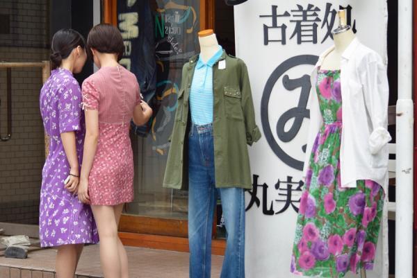 アロハとワンピで早稲田を染める。学生と古着屋によるファッションデモの現場を直撃