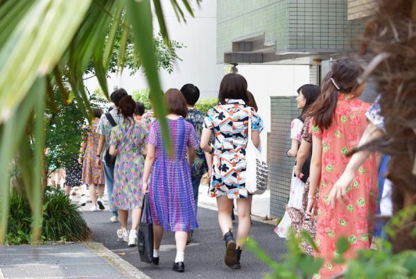 アロハとワンピで早稲田を染める。学生と古着屋によるファッションデモの現場を直撃