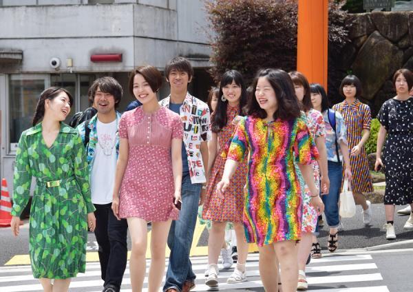 アロハとワンピで早稲田を染める。学生と古着屋によるファッションデモの現場を直撃