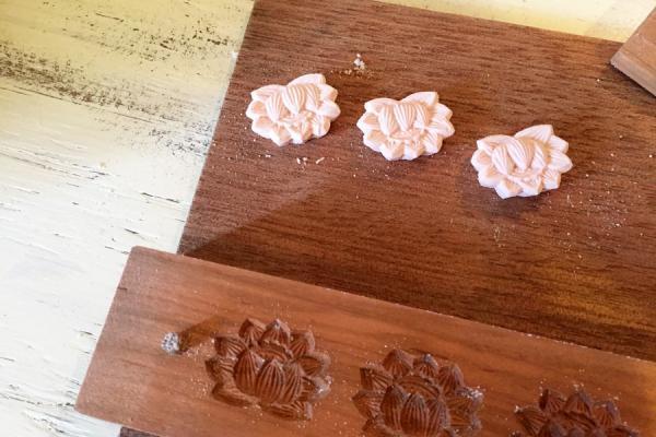 高松で甘い寄り道を。木型工房「豆花」で和三盆の落雁作り体験