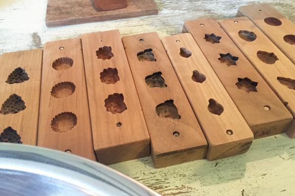 高松で甘い寄り道を。木型工房「豆花」で和三盆の落雁作り体験