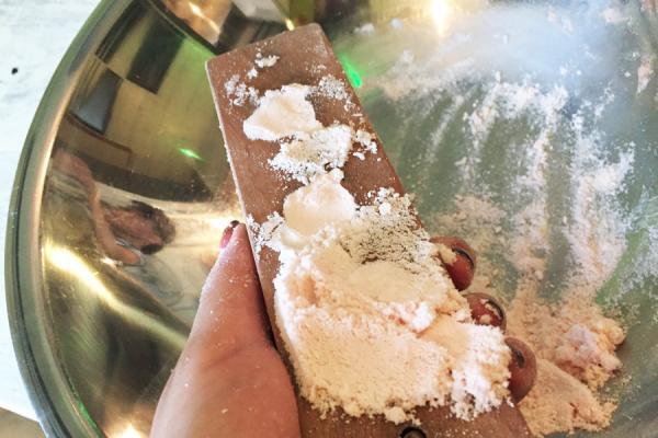 高松で甘い寄り道を。木型工房「豆花」で和三盆の落雁作り体験