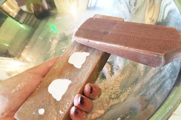 高松で甘い寄り道を。木型工房「豆花」で和三盆の落雁作り体験