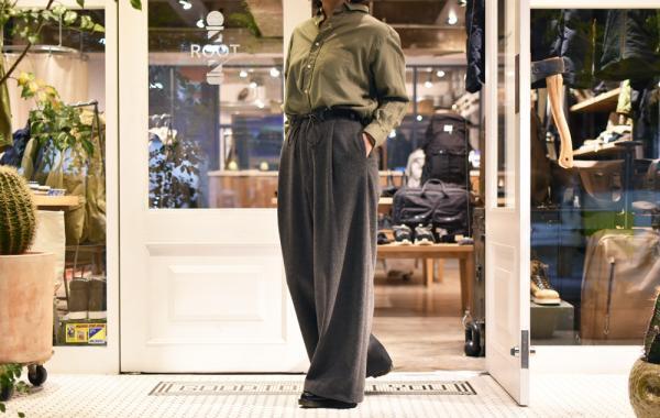 オフィスでもおしゃれができるグレーと黒のワイドパンツ4選