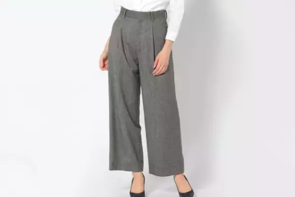 オフィスでもおしゃれができるグレーと黒のワイドパンツ4選