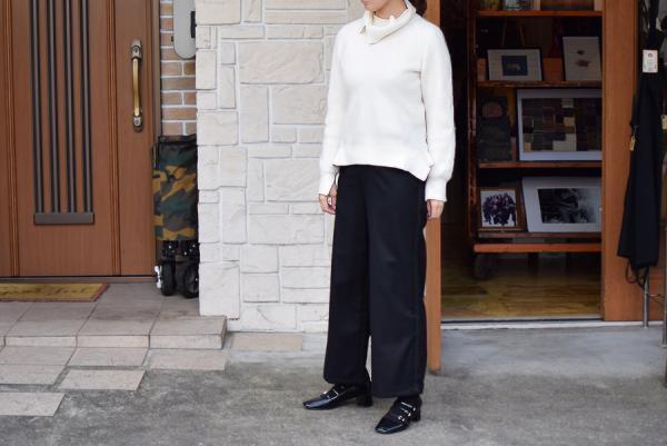 オフィスでもおしゃれができるグレーと黒のワイドパンツ4選