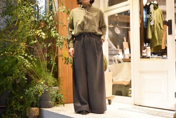 オフィスでもおしゃれができるグレーと黒のワイドパンツ4選