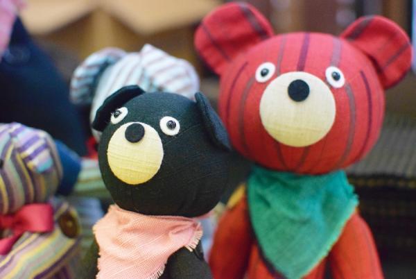 会津木綿のテディベア 「あいくー」が結ぶ、私の笑顔と故郷の空