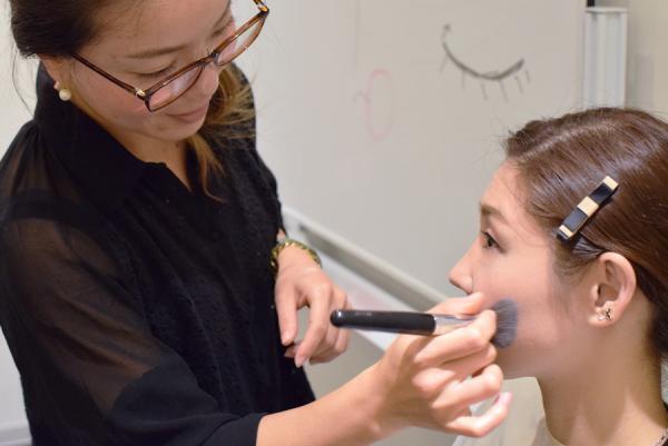 ヘアメイクアーティスト直伝、手持ちのコスメで主役になれるパーティーメイク術の全工程をお見せします