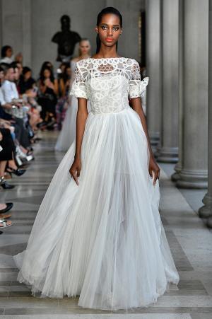 Carolina Herrera（キャロリーナ・ヘレラ）のプレタポルテドレスが日本初上陸。レンタル、販売共に開始。