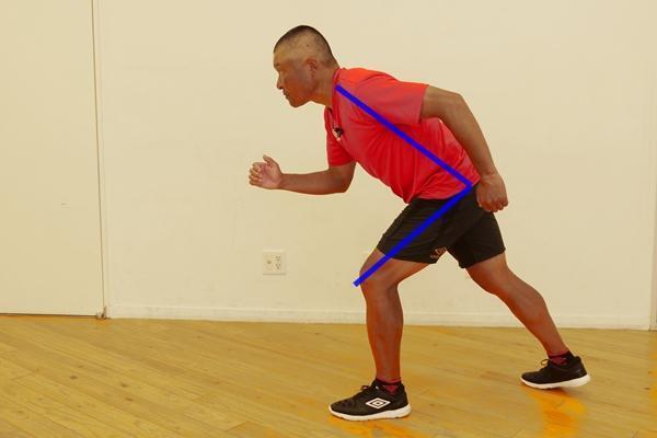 視野が狭まって体力ロスの原因「くの字」姿勢を改善して速く走るコツ