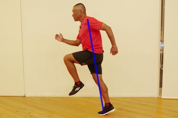 視野が狭まって体力ロスの原因「くの字」姿勢を改善して速く走るコツ