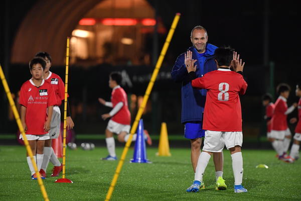 イニエスタ選手独自のサッカーアカデミーが「六甲アイランド校」を開校！ 体験会参加者と入会者を募集中