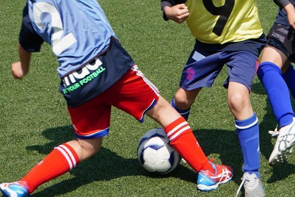 小学生にヘディング練習は必要か、英国のヘディング制限で考えたい子どもの安全な競技環境