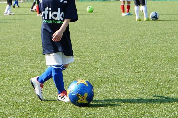 小学生にヘディング練習は必要か、英国のヘディング制限で考えたい子どもの安全な競技環境