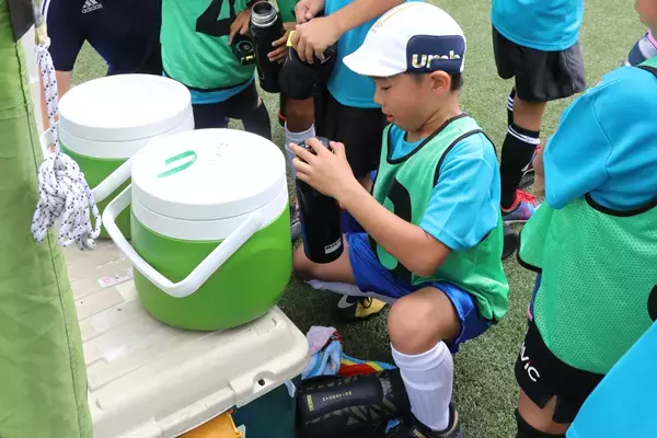 【熱中症対策】子どもたちを守るためサカイクキャンプが実施する万全の対策　－オンザピッチ編－