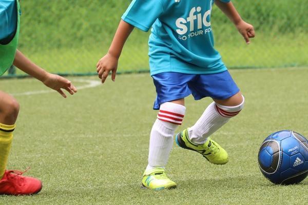 ドリブルは好きだけど仲間との協力が苦手なU-6世代、この年齢は個人技の習得が優先？