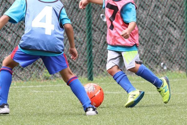 ドリブルは好きだけど仲間との協力が苦手なU-6世代、この年齢は個人技の習得が優先？