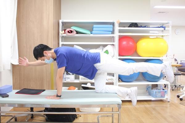 肩甲骨はがしとコア強化で身体の連動性アップ！　Jクラブのドクターが教える家でできるトレーニングのチェックポイント