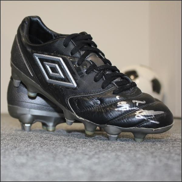 柴崎岳選手のサイン入りユニフォーム、スパイクを各1名様にプレゼント