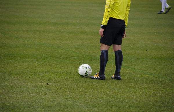 サッカールールの基本！　ハンドの概要について解説