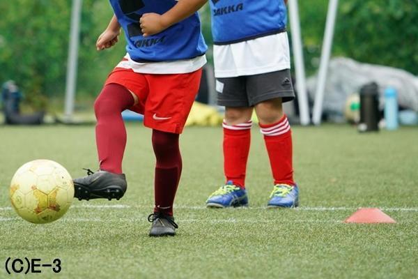 サッカーを通じて「自分で考えて動く力」が身につく理由とは？　サカイクキャンプコーチに聞いた