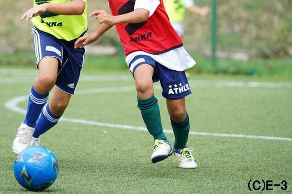 サッカーを通じて「自分で考えて動く力」が身につく理由とは？　サカイクキャンプコーチに聞いた