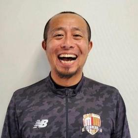 公園でいきなりサッカーをする前の習慣に！　楽しみながらできる股関節周りのウォーミングアップ【医師監修記事】