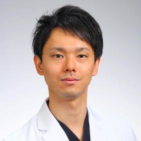 公園でいきなりサッカーをする前の習慣に！　楽しみながらできる股関節周りのウォーミングアップ【医師監修記事】