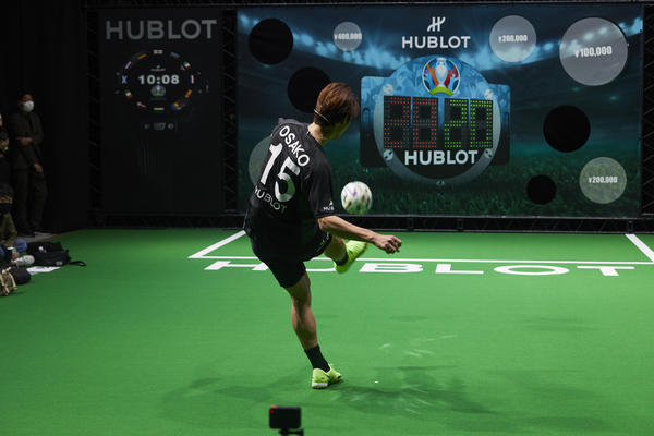 大迫勇也、堂安律が子どもたちと協力しキックターゲットに挑戦＜ウブロ チャリティーイベント＞