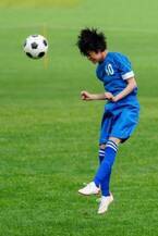 ジュニア年代のヘディングの課題とは？　日本サッカー協会が発表した年代別ヘディング習得のためのガイドライン【5年生～中学生編】