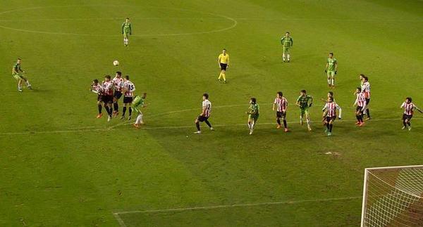 オフサイドトラップとは?　正確性が求められるサッカーの守備戦術を解説