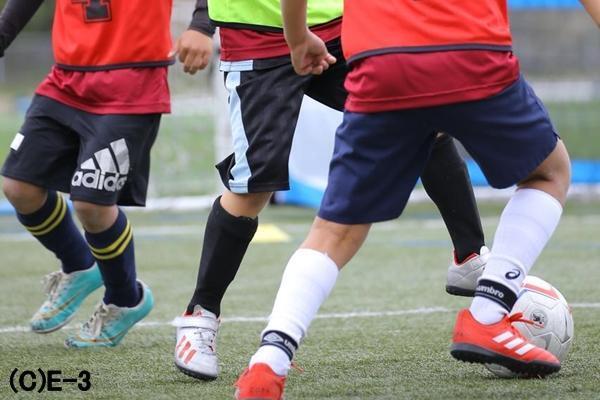 味方がパスを受けやすくするための動きが分かってない子どもたちに、理解させる方法を教えて