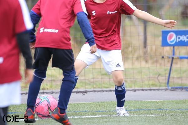 味方がパスを受けやすくするための動きが分かってない子どもたちに、理解させる方法を教えて