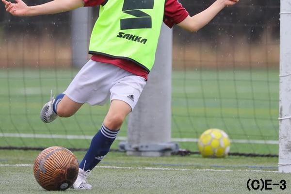 強いボールが蹴れなくて相手に取られてばかり、強く蹴る方法をどうやって身につけさせればいい？