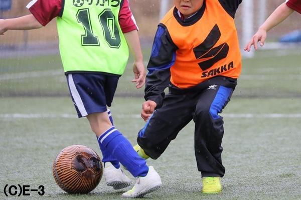 強いボールが蹴れなくて相手に取られてばかり、強く蹴る方法をどうやって身につけさせればいい？