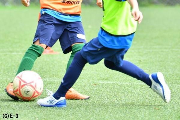 浮き球が苦手で、ルーズボールもバウンドが収まるまで奪いに行かない。浮き球への対応を身につけさせる練習メニューはある？